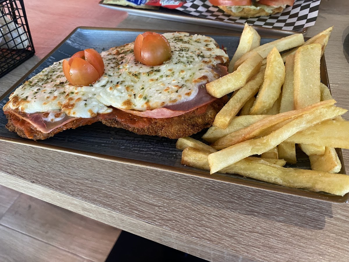 Copa de Malbec acompañando un asado